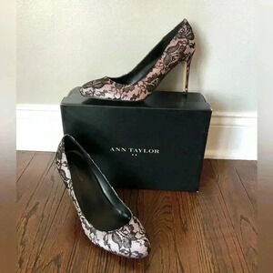Ann Taylor Women’s 8 Black Lace Shimmer Pink Pump w/3.5” Heel - NEW IN BOX!!